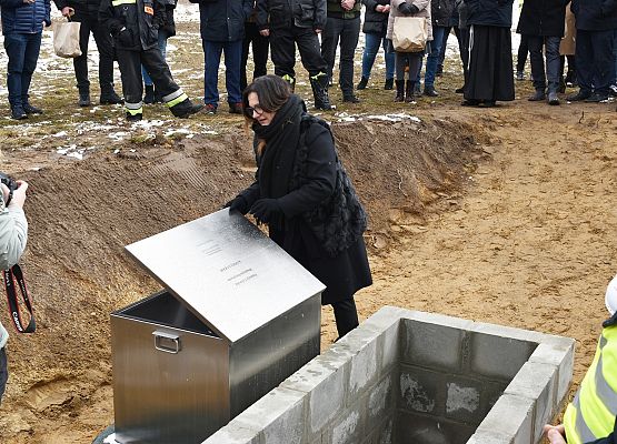 A.Kozyr zamyka kapsułę czasu