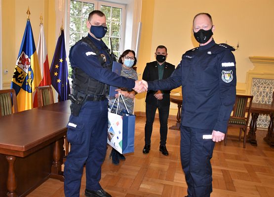 Uścisk dłoni i gratulacje