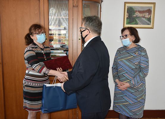 Wręczenie upominków przez