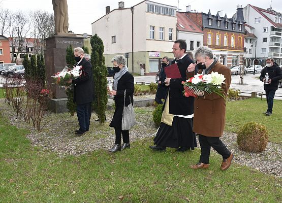 Złożenie kwiatów przez