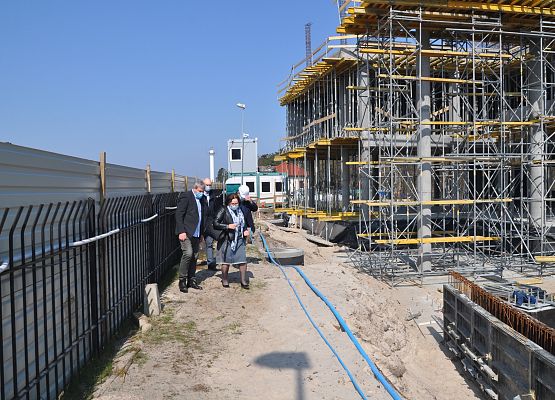 Wizytujący goście na placu