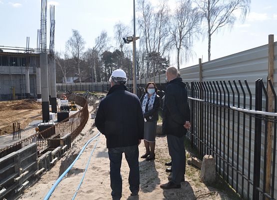 Goście wizytujący plac budowy