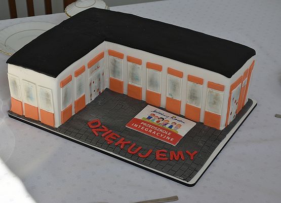 Tort w formie budynku placówki