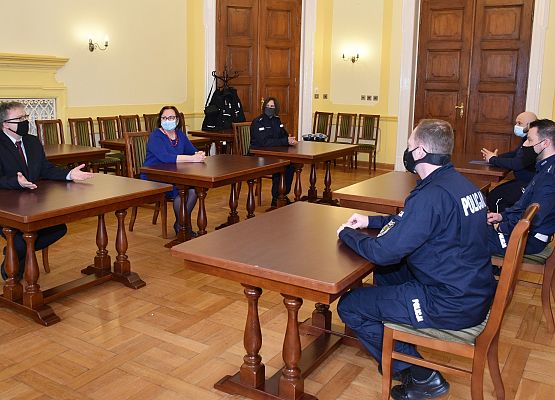 Rozmowy w sali obrad Rady