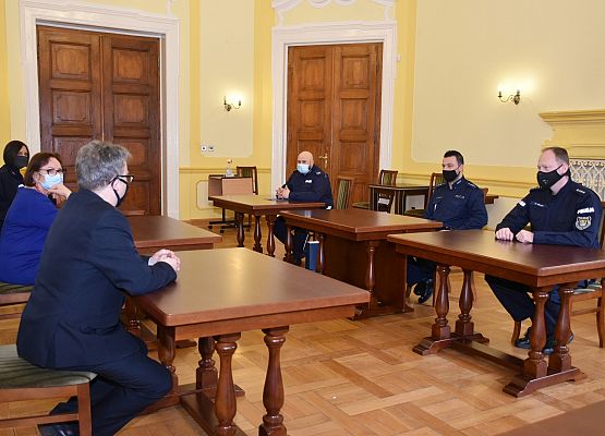 Rozmowy w sali obrad Rady