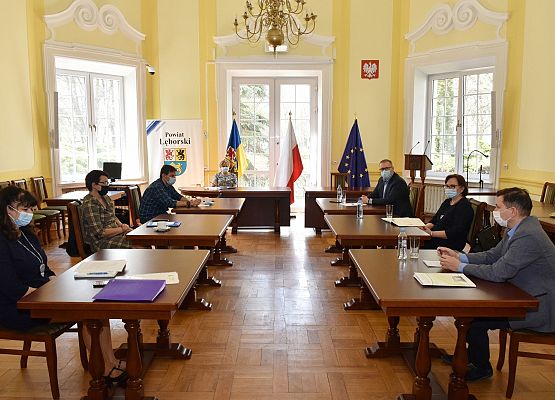 Dyrektorzy ze starostą w sali