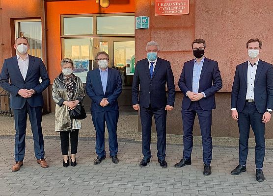 Goście z Wójtem Cewic przed