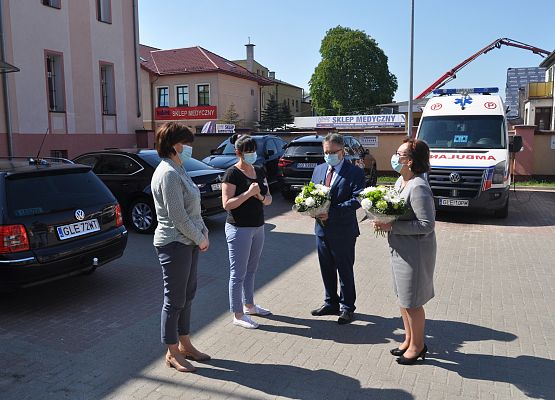 Starostowie wręczają kwiaty