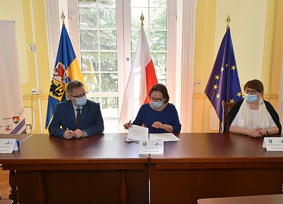 Starosta podpisuje umowę