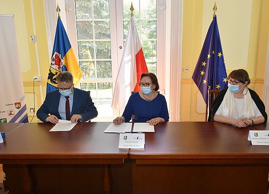 Wicestarosta podpisuje umowę