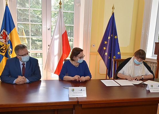 Dyrektor SPS ZOZ podpisuje