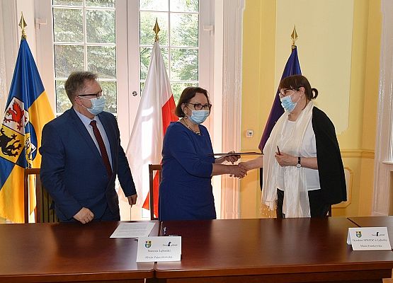 Starosta przekazuje umowę