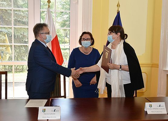 Wicestarosta gratuluje dyr.