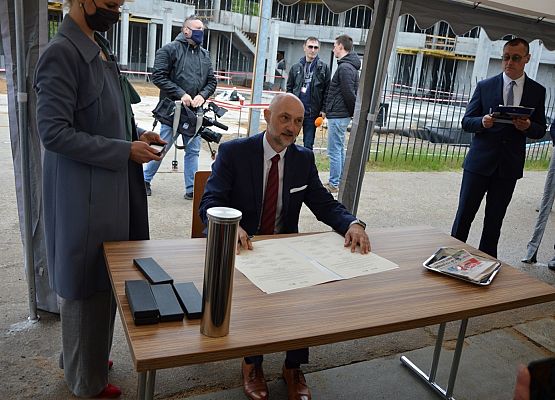 Podpis pod aktem składa