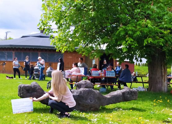 Uczestnicy przed pawilonem