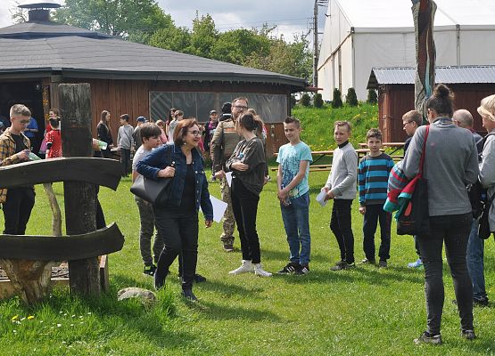 Uczestnicy przed pawilonem w