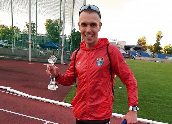 Adam Głogowski z pucharem