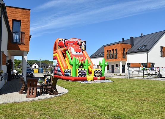 Dmuchańce na dziedzińcu