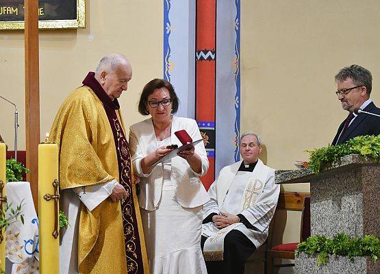 A.Zajączkowska wręcza