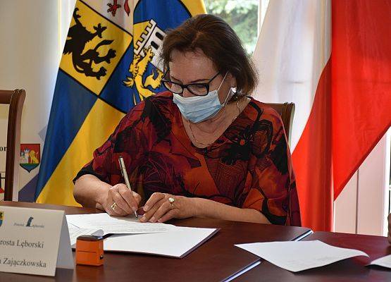 A.Zajączkowska podpisuje umowę