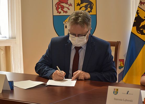 E.Głombiewski podpisuje umowę