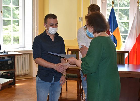 Starosta wręcza list oraz