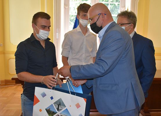 Gratulacje składa członek