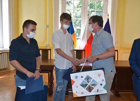 Gratulacje składa członek