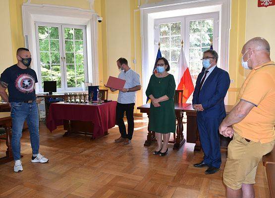 Starosta Lęborski wręcza