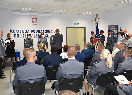 Komendant wręcza awanse