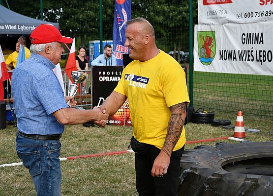 Marian Borek wręcza puchar