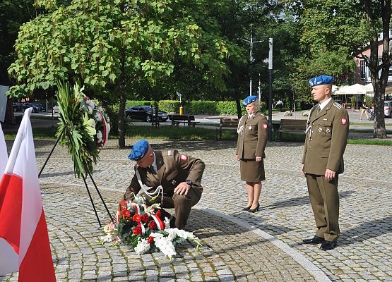 Kwiaty składa delegacja 1.