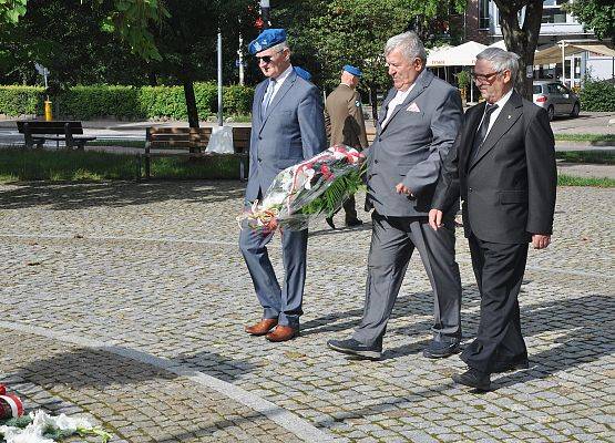 Kwiaty składa delegacja byłych