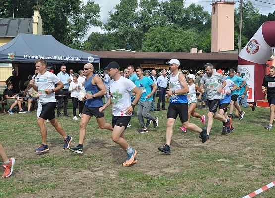Dorośli biegacze na trasie