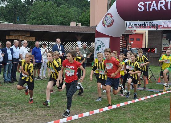 Młodzież na trasie biegu