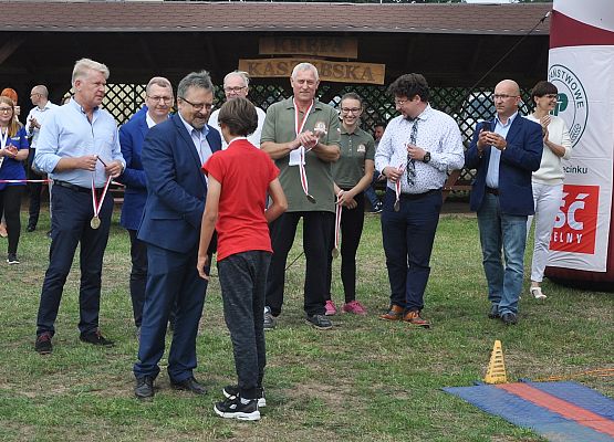 Wicestarosta dekoruje medalem