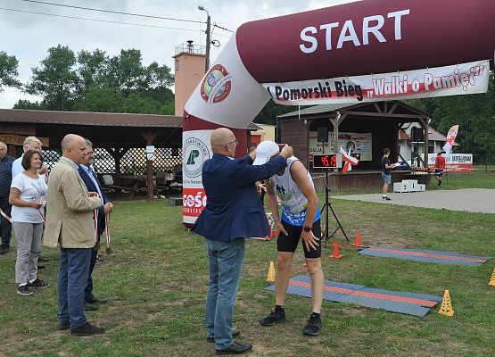 Medal wręcza J.Perłak -