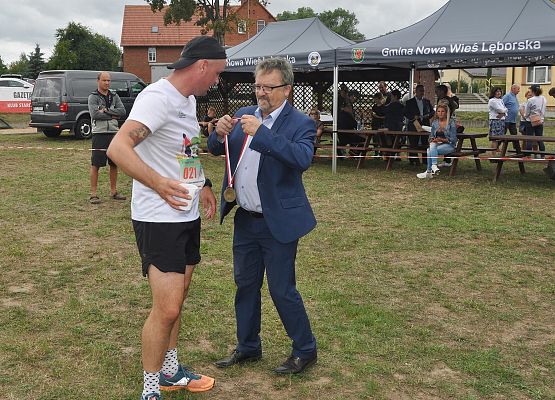 Medal wręcza wicestarosta