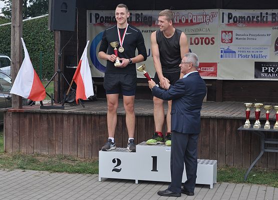 Z.Chojnacki wręcza puchar