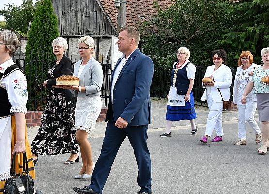 Starostowie dożynek niosący