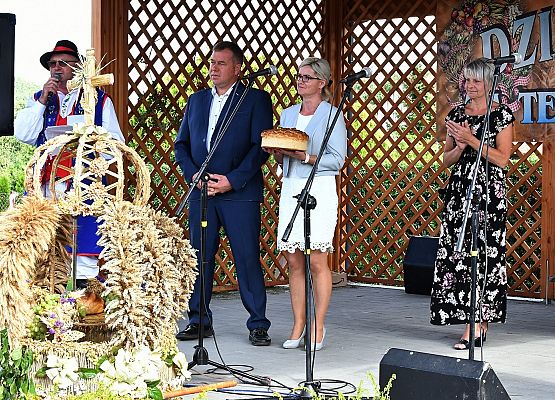 Starostowie dożynek na scenie