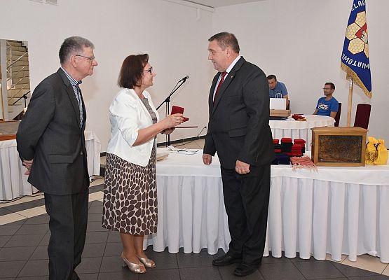 A.Zajączkowska wręcza Medal