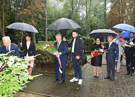 Składanie kwiatów przed