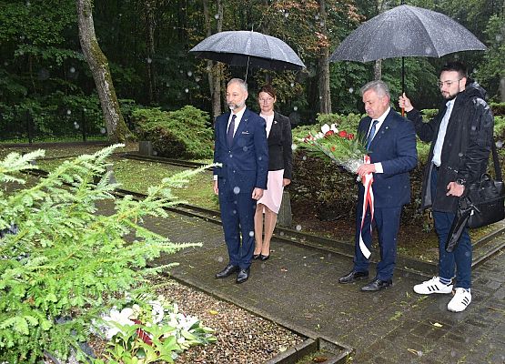 Kwiaty składa wicepremier