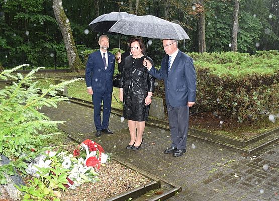 Kwiaty składa starosta Alicja