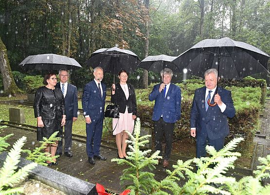 Goście i samorządowcy przed