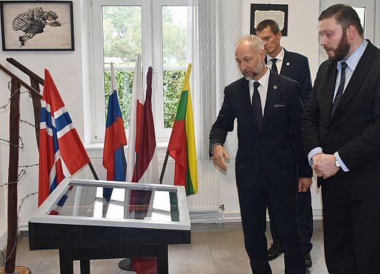 Gości z Łotwy po Izbie Pamięci