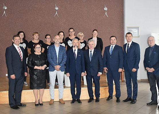 Pamiątkowe zdjęcie gości i