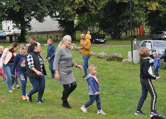 Uczestnicy zabawy w Święto