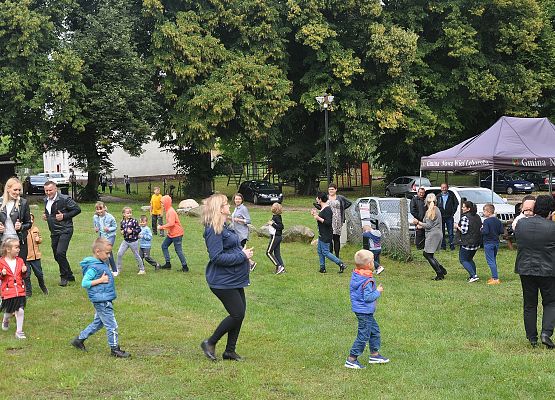 Uczestnicy zabawy w Święto
